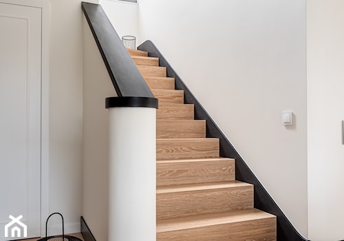 Nowoczesne schody z drewnianymi stopniami - zdjęcie od Viva Design Rzeszów