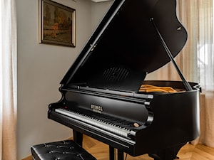 Ciemny fortepian we wnętrzu ponadczasowego salonu. - zdjęcie od Viva Design Rzeszów