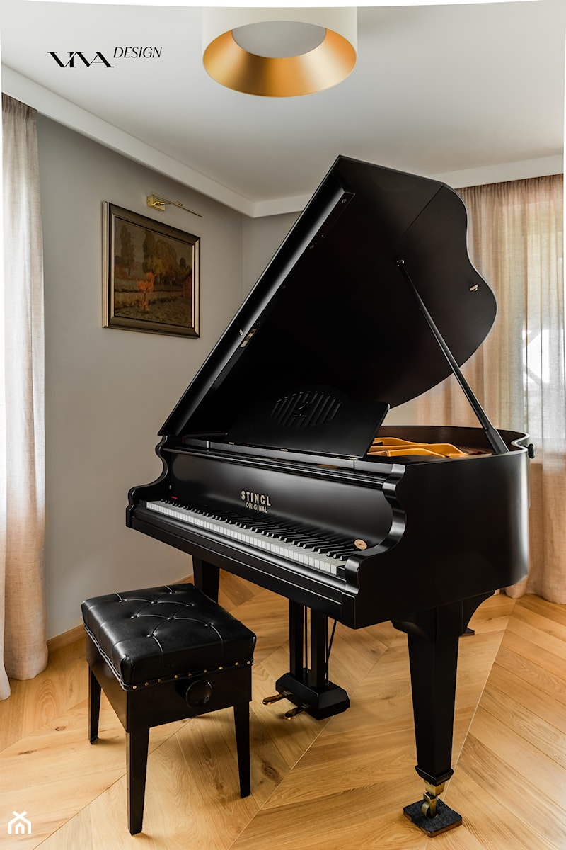 Ciemny fortepian we wnętrzu ponadczasowego salonu. - zdjęcie od Viva Design Rzeszów