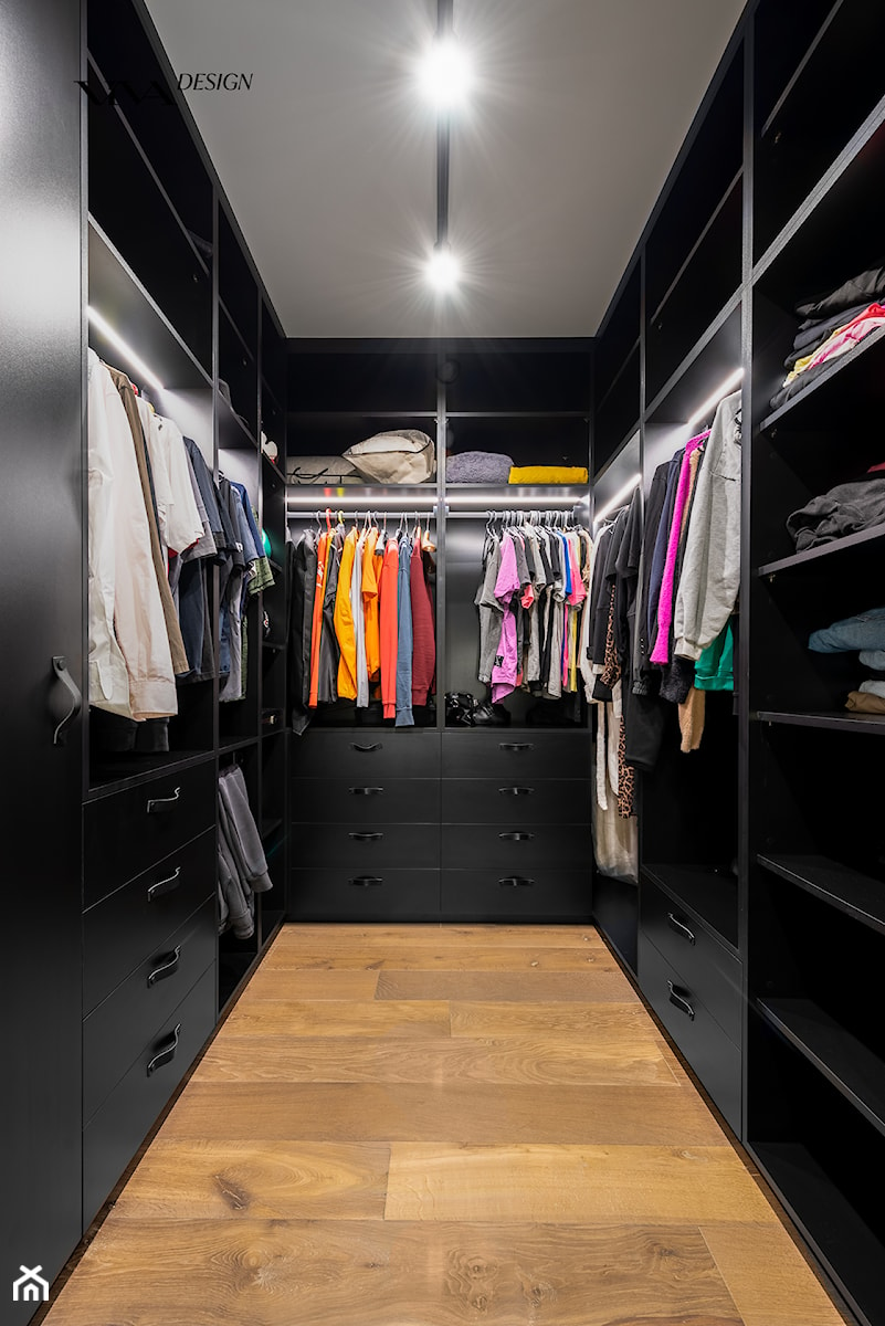 Przestronna garderoba z ciemnymi podświetlanymi półkami - zdjęcie od Viva Design Rzeszów