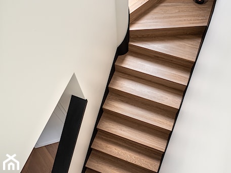 Aranżacje wnętrz - Schody: Drewniane schody w otoczeniu jasnych ścian - Viva Design Rzeszów. Przeglądaj, dodawaj i zapisuj najlepsze zdjęcia, pomysły i inspiracje designerskie. W bazie mamy już prawie milion fotografii!