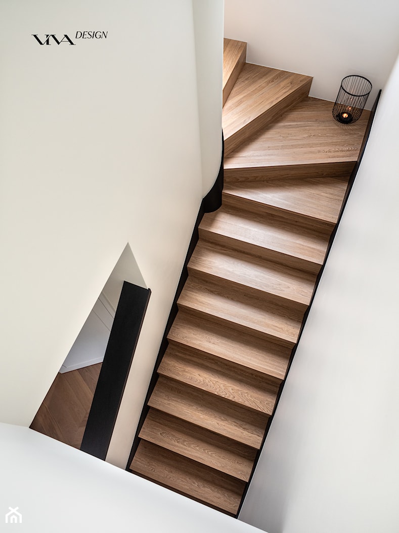Drewniane schody w otoczeniu jasnych ścian - zdjęcie od Viva Design Rzeszów - Homebook