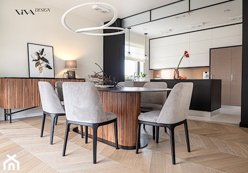 Elegancka jadalnia z drewnianymi detalami na stole i komodzie - zdjęcie od Viva Design Rzeszów