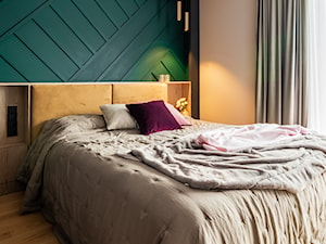 Elegancka sypialnia z oryginalną butelkowo-zieloną ścianą ozdobioną artystycznie ułożonymi listwami - zdjęcie od Viva Design Rzeszów