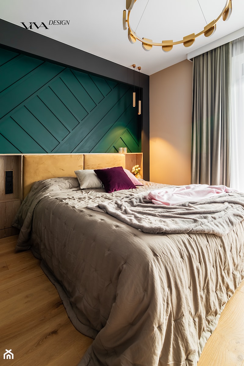 Elegancka sypialnia z oryginalną butelkowo-zieloną ścianą ozdobioną artystycznie ułożonymi listwami - zdjęcie od Viva Design Rzeszów