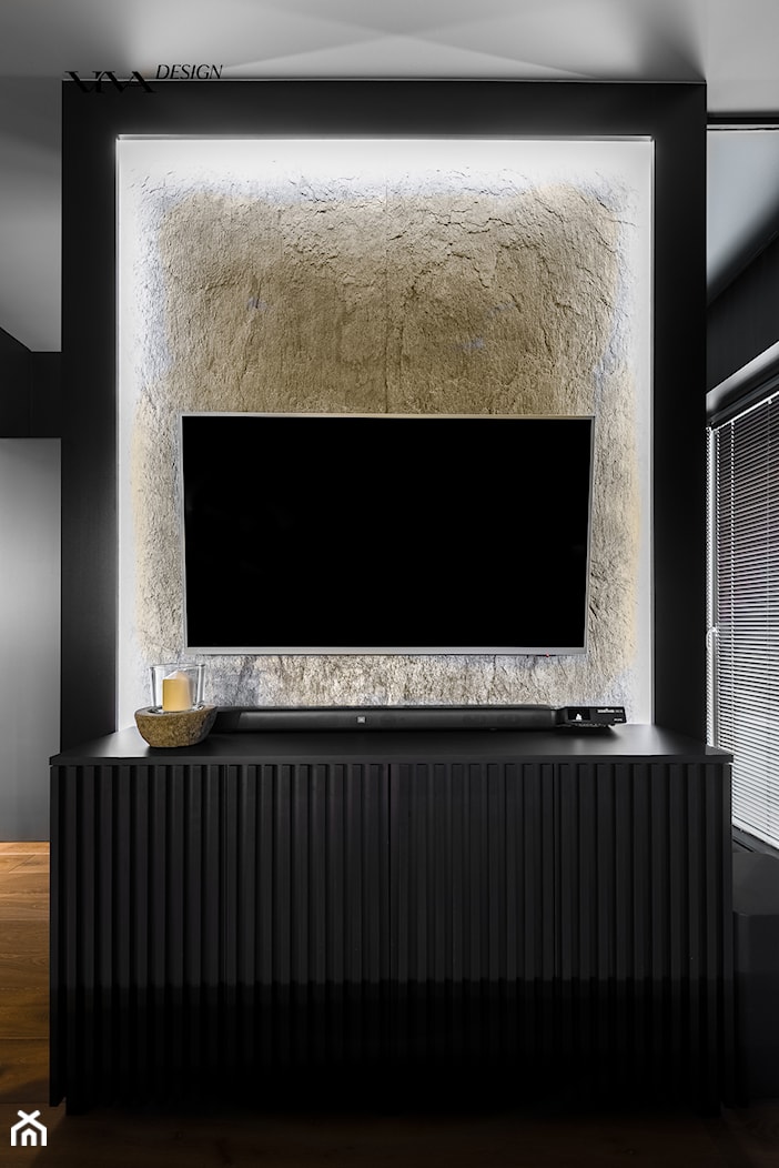 Telewizor na tle podświetlanej ściany z betonu architektonicznego - zdjęcie od Viva Design Rzeszów - Homebook