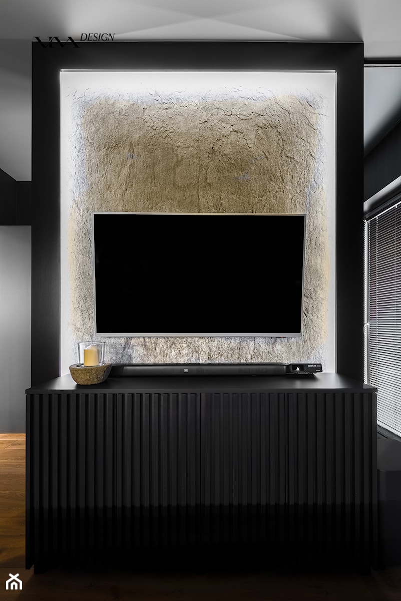 Telewizor na tle podświetlanej ściany z betonu architektonicznego - zdjęcie od Viva Design Rzeszów