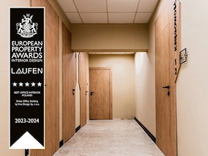 Minimalistyczny korytarz z drewnianymi drzwiami do różnych pomieszczeń w firmie. - zdjęcie od Viva Design Rzeszów