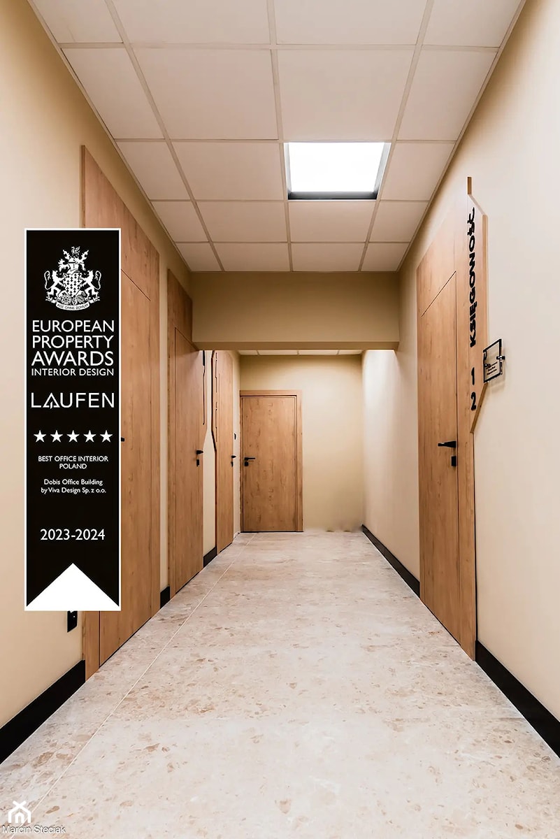 Minimalistyczny korytarz z drewnianymi drzwiami do różnych pomieszczeń w firmie. - zdjęcie od Viva Design Rzeszów