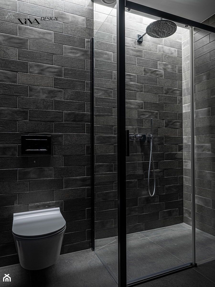 Nowoczesna łazienka z ciemnymi płytkami - zdjęcie od Viva Design Rzeszów