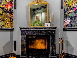 Luksusowy marmurowy kominek ze złotymi dekoracjami - zdjęcie od Viva Design Rzeszów