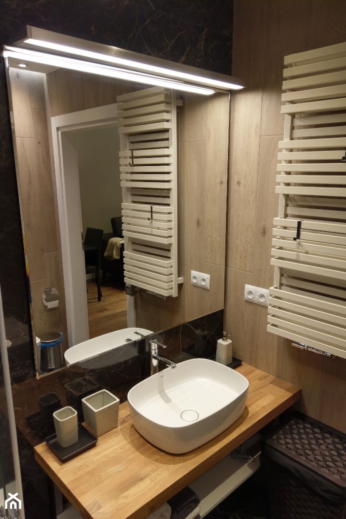 Łazienka - widok na umywalkę oraz dekoracyjny grzejnik - zdjęcie od Viva Design Rzeszów - Homebook