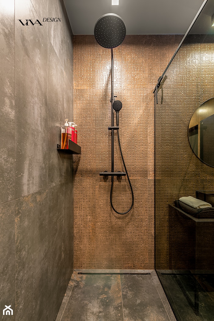 Kabina prysznicowa w ciemnych odcieniach - zdjęcie od Viva Design Rzeszów - Homebook