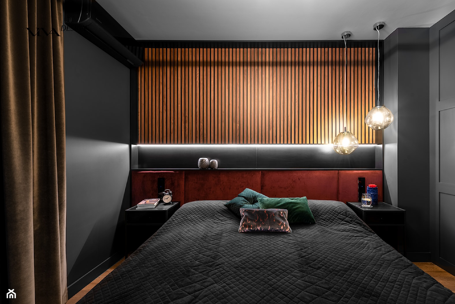 Ciemna sypialnia z klimatycznym oświetleniem - zdjęcie od Viva Design Rzeszów - Homebook