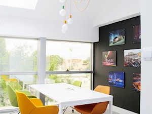 Biuro Kolektyw - Średnie białe czarne biuro, styl nowoczesny - zdjęcie od Pracownia ARD