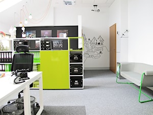 Biuro Kolektyw - Średnie z sofą białe biuro, styl nowoczesny - zdjęcie od Pracownia ARD