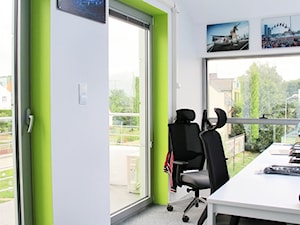 Biuro Kolektyw - Małe białe biuro, styl nowoczesny - zdjęcie od Pracownia ARD