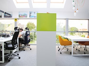 Biuro Kolektyw - Duże białe biuro, styl nowoczesny - zdjęcie od Pracownia ARD