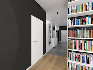 Wnętrze mieszkania na Widzewie - Duży z wieszakiem czarny hol / przedpokój, styl skandynawski - zdjęcie od Tu architekci