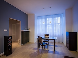 Metamorfoza mieszkania w kamienicy - Mała biała niebieska jadalnia jako osobne pomieszczenie, styl minimalistyczny - zdjęcie od Justyna Przybylak