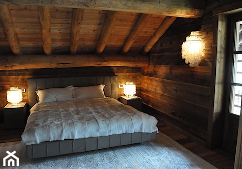 Dom we włoskich Alpach - Średnia brązowa sypialnia na poddaszu z balkonem / tarasem - zdjęcie od SPACE DESIGN