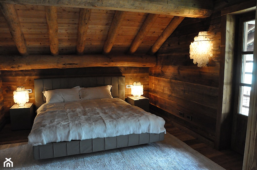 Dom we włoskich Alpach - Średnia brązowa sypialnia na poddaszu z balkonem / tarasem - zdjęcie od SPACE DESIGN