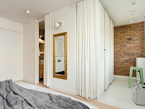 Mieszkanie w Chorzowie (M69) - Mała biała sypialnia z garderobą, styl skandynawski - zdjęcie od WIDAWSCY STUDIO ARCHITEKTURY