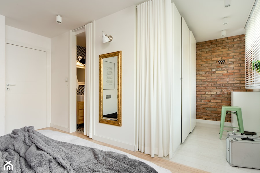 Mieszkanie w Chorzowie (M69) - Mała biała sypialnia z garderobą, styl skandynawski - zdjęcie od WIDAWSCY STUDIO ARCHITEKTURY