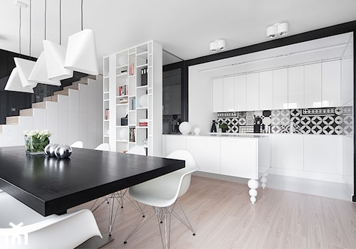 M68 MIESZKANIE W SOSNOWCU - Średnia biała czarna jadalnia w salonie w kuchni - zdjęcie od WIDAWSCY STUDIO ARCHITEKTURY