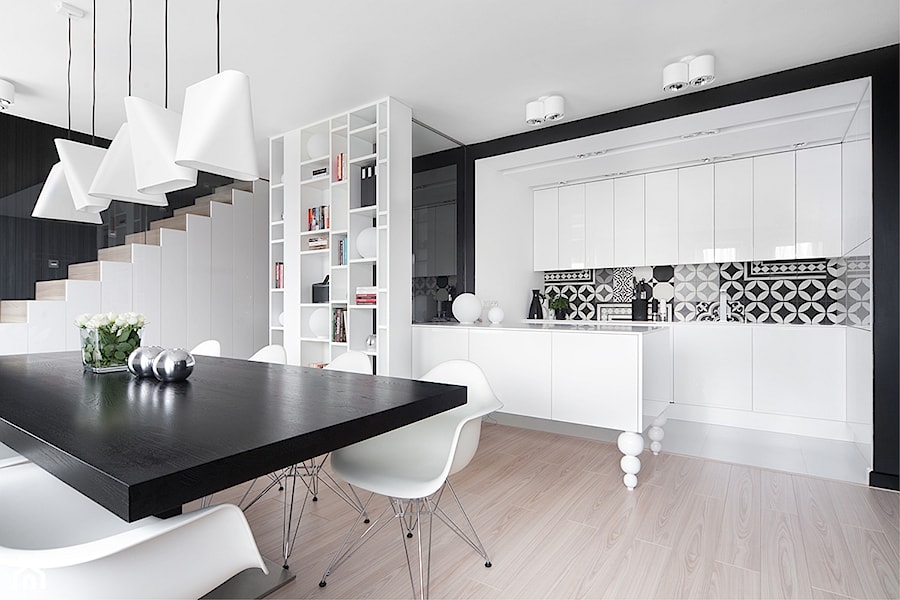 M68 MIESZKANIE W SOSNOWCU - Średnia biała czarna jadalnia w salonie w kuchni - zdjęcie od WIDAWSCY STUDIO ARCHITEKTURY