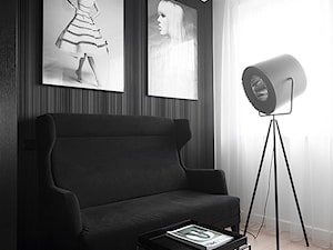 M68 MIESZKANIE W SOSNOWCU - Mała czarna jadalnia w salonie - zdjęcie od WIDAWSCY STUDIO ARCHITEKTURY