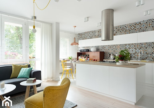 Mieszkanie w Chorzowie (M69) - Duża otwarta z salonem z zabudowaną lodówką kuchnia jednorzędowa z wyspą lub półwyspem z oknem, styl skandynawski - zdjęcie od WIDAWSCY STUDIO ARCHITEKTURY