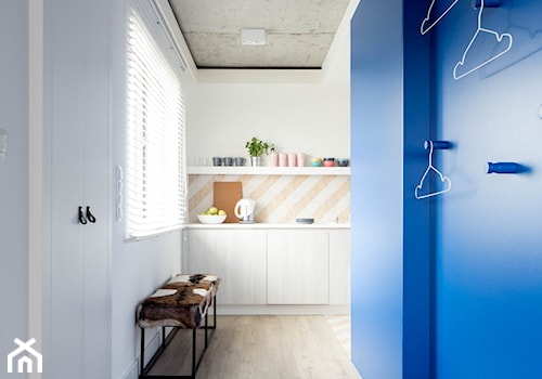Dom w Chorzowie D94 - Średnia otwarta biała niebieska kuchnia jednorzędowa z oknem, styl nowoczesny - zdjęcie od WIDAWSCY STUDIO ARCHITEKTURY