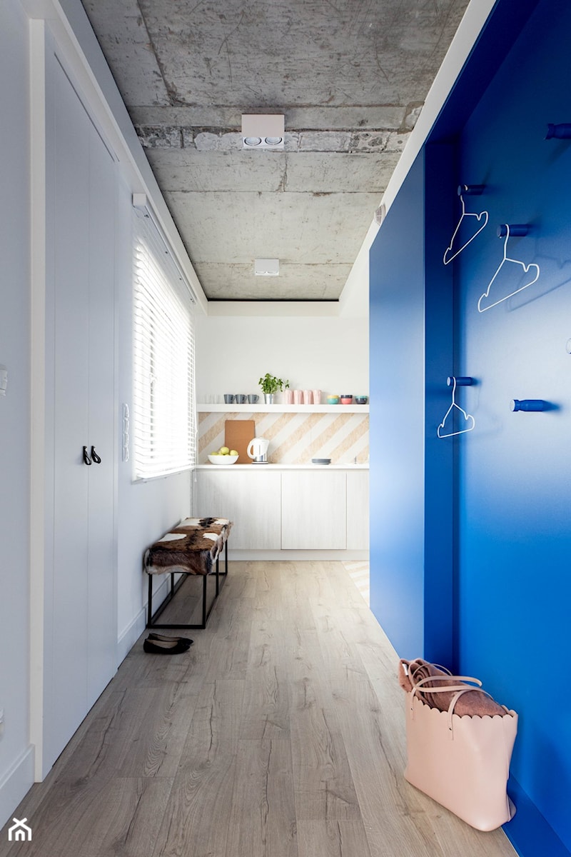 Dom w Chorzowie D94 - Średnia otwarta biała niebieska kuchnia jednorzędowa z oknem, styl nowoczesny - zdjęcie od WIDAWSCY STUDIO ARCHITEKTURY