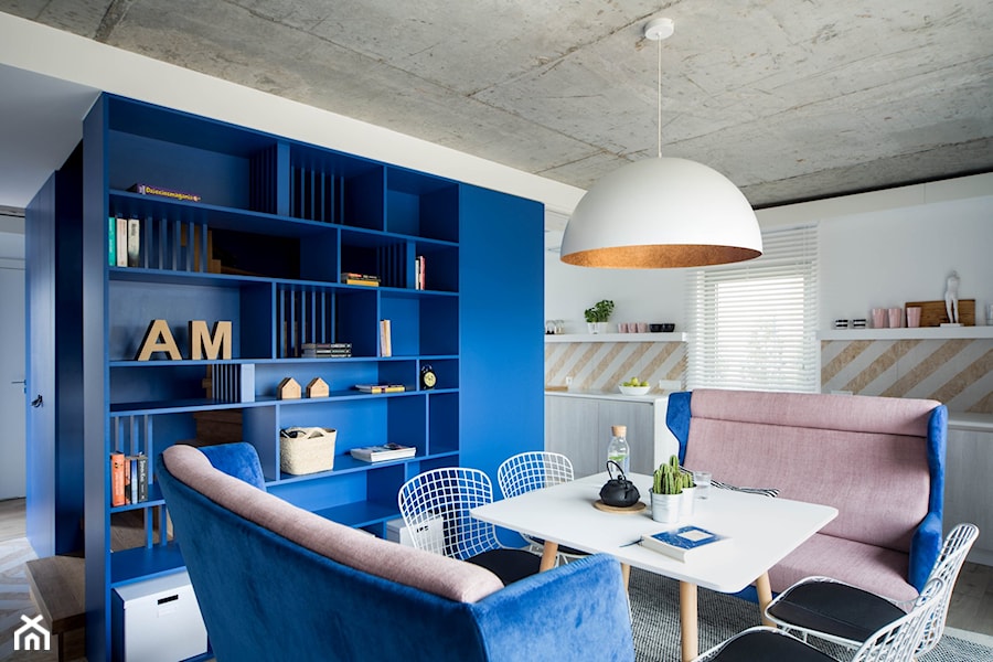 Dom w Chorzowie D94 - Duża biała niebieska jadalnia jako osobne pomieszczenie, styl nowoczesny - zdjęcie od WIDAWSCY STUDIO ARCHITEKTURY
