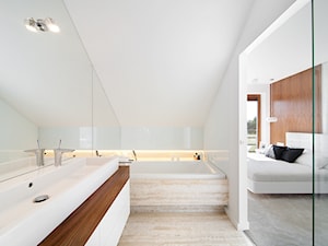 D58 DOM W MIKOŁOWIE - Średnia na poddaszu bez okna z lustrem z marmurową podłogą łazienka, styl minimalistyczny - zdjęcie od WIDAWSCY STUDIO ARCHITEKTURY