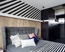 Dom w Chorzowie D94 - Mała biała czarna sypialnia, styl nowoczesny - zdjęcie od WIDAWSCY STUDIO ARCHITEKTURY - Homebook