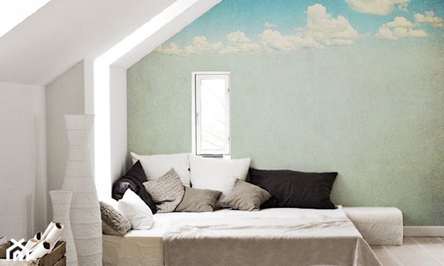 drewniana podłoga, brązowe siedziska, niebo na ścianie, sypialnia na poddaszu