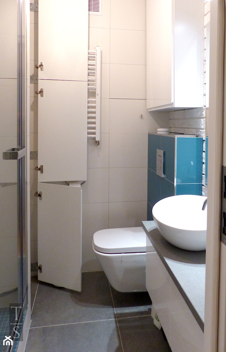 Mała łazienka w bloku - biel i turkus - zdjęcie od Trykowska Studio