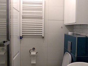 Mała łazienka w bloku - biel i turkus - zdjęcie od Trykowska Studio