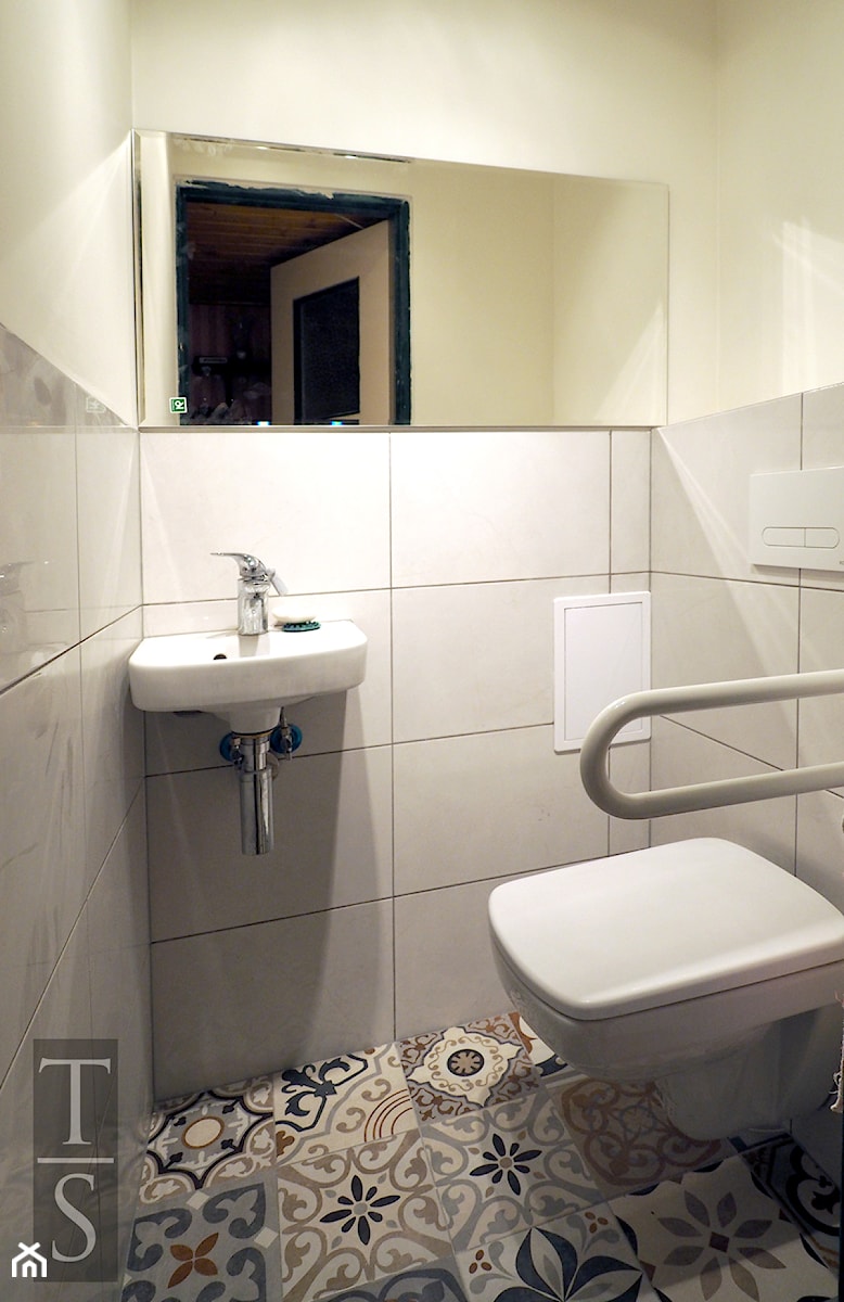 Pomieszczeni WC dla osoby starszej. - zdjęcie od Trykowska Studio