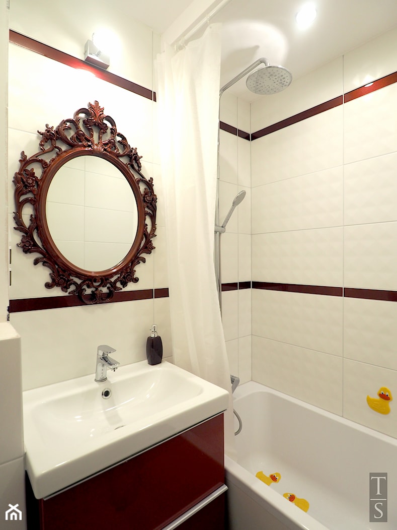 Mała łazienka, białe płytki, czerwone akcenty - zdjęcie od Trykowska Studio - Homebook