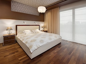 Rezydencja w Polkowicach - Duża beżowa biała brązowa sypialnia z balkonem / tarasem, styl tradycyjny - zdjęcie od Pracownia Projektowa "Interior-Art"