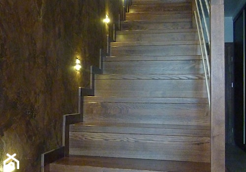 Rezydencja na Ołtaszynie - Schody jednobiegowe drewniane, styl nowoczesny - zdjęcie od Pracownia Projektowa "Interior-Art"