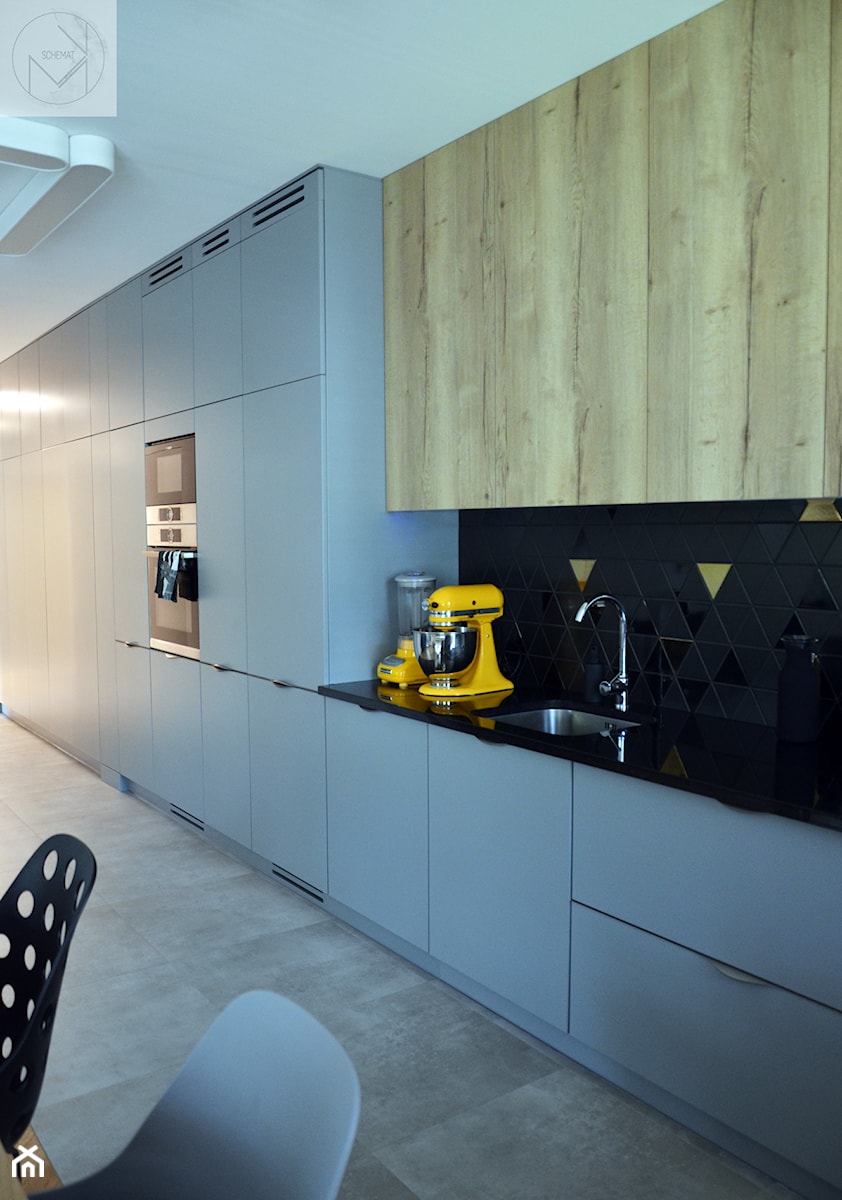 Mieszkanie Kolor - Duża otwarta z salonem z zabudowaną lodówką z podblatowym zlewozmywakiem kuchnia jednorzędowa, styl nowoczesny - zdjęcie od Schemat