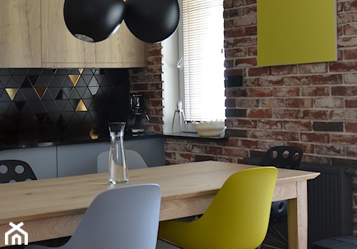 Mieszkanie Kolor - Średnia z salonem beżowa czarna kuchnia jednorzędowa z oknem, styl nowoczesny - zdjęcie od Schemat