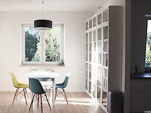 Mieszkanie 53 m2 - Średnia biała jadalnia jako osobne pomieszczenie, styl nowoczesny - zdjęcie od Schemat