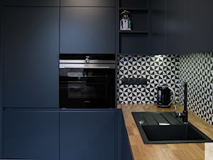Mieszkanie/Warszawa/90 m2 - Mała zamknięta biała czarna z zabudowaną lodówką z lodówką wolnostojącą z nablatowym zlewozmywakiem kuchnia w kształcie litery l, styl nowoczesny - zdjęcie od Schemat