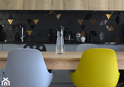 Mieszkanie Kolor - Średnia z salonem czarna z zabudowaną lodówką z podblatowym zlewozmywakiem kuchnia jednorzędowa, styl nowoczesny - zdjęcie od Schemat