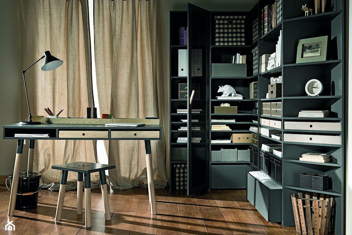 nowoczesne biuro z czarnymi meblami, minimalistyczne biurko